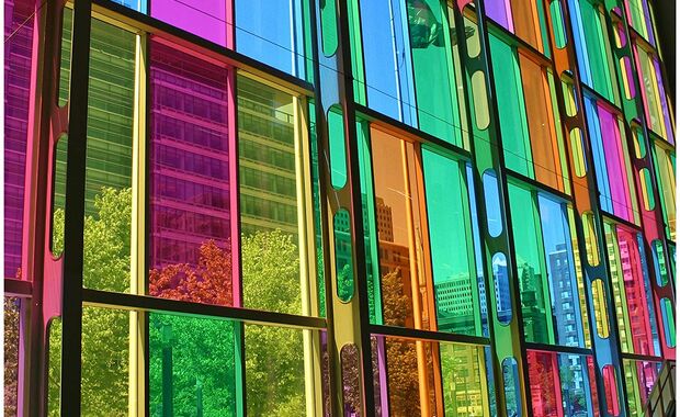 Transparante kleurfolies op ramen