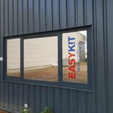 gespiegelde inkijk werende raamfolie tegen het binnenkijken vakkundig geplaatst bij Easykit in Kontich / Antwerpen door MediaNoordRaamfolies uit Hoogstraten