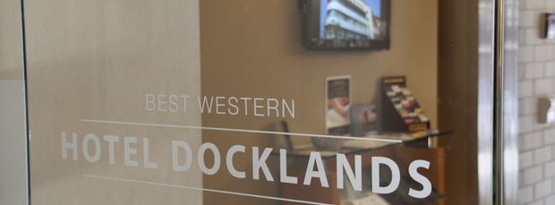 belettering met zandstraalfolie voor Hotel Docklands in Antwerpen geplakt door Media Noord Glasfolies