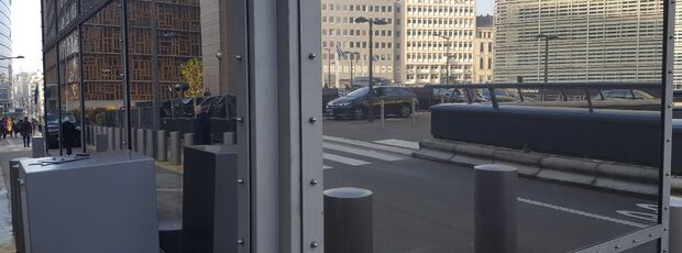 Spionagefolie VIP ingang van de Europese Raad in centrum Brussel op de ramen van de kantoren van de portier en security