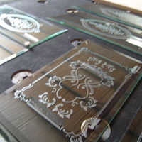 klassiek traditioneel bloem en bloemen design motief in zandstraalfolie op glas plakken, franse lelies