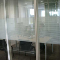 decoratieve witte lijnen folie op glas geplakt van kantoor en laboratorium van bedrijf regio Brussel