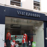 winkeletalage van retail keten Van Hassels plakken met anti verkleur raamfolies