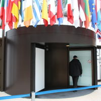 witte zichtblokkerende raamfolie op draaideuren geplaatst door Media Noord bij de Europese Raad in Brussel België