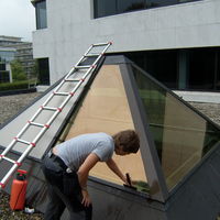 plaatsing en installatie van inkijkwerende raam folie op pyramide vormige koepel uit glas