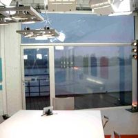 lichtblokkerende raamfolie op raam studio van de regionale televisie zender ATV in Antwerpen, plaatser : www.medianoord.be