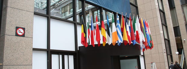 witte discretiefolie geplakt bij Europese Raad in Brussel voor bezoek Amerikaanse President Obama aan België