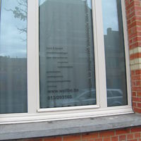zandstraalfolie belettering met tekst en logo op raam dokterspraktijk