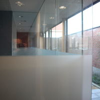voorbeeld van een decoratieve glasfolie op glaswand van Belfius kantoor Kempen, Beerse en Mol