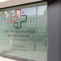 zandstraalfolie voor huisarts op praktijk op dokter plakken door Media Noord Raamfolies