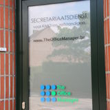 belettering logo op de voordeur, uitsnijden uit snij vinyl als herkenningspunt of uithangbord