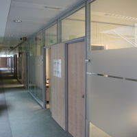 zandstraalfolie glazen wand vergaderzaal bedrijf UCB Pharma Wallonië geplakt door Media Noord Raamfolies