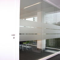 lijnen en stroken glas ets folie geplakt op glazen wand van een kantoor van een kantoorgebouw geplakt in Antwerpen Centrum