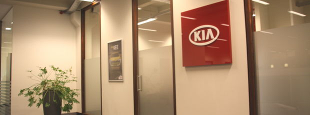 hoofdzetel KIA Motors zandstraalfolie plaatsen op glazen wand