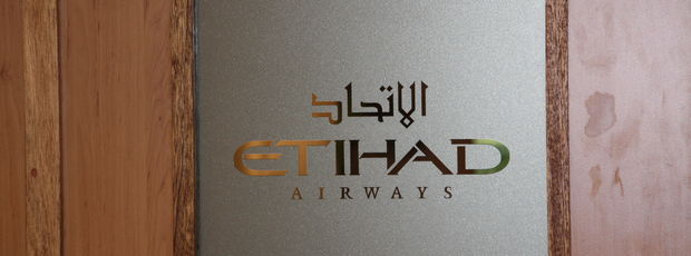 logo Etihad Airways uitgesneden in zandstraalfolie en geplakt op hoofdkantoor Brussel