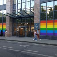 gay regenboog vlag in glasfolie op uw ramen laten plakken en installeren in Brussel