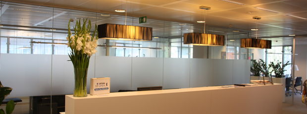 voorbeeld zandstraalfolie strook geplakt bij Optima Bank in Gent door www.medianoord.com