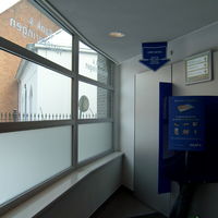 zicht werende en blokkerende glasfolie op glas van bank kantoor filiaal Antwerpen