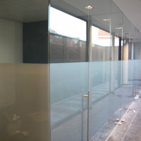 referentie van plakken van zandstraalfolie op glazen wand in bank kantoor van Belfius Bank, geplakt door www.medianoord.com