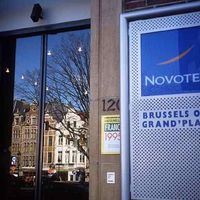 hotel Novotel Brussel voorzien van zonwerende glasfolie door Media Noord Raamfolies uit Hoogstraten