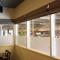 plaatsen van privacy verhogende raam folie aan kassa en cafetaria Noorderkempen