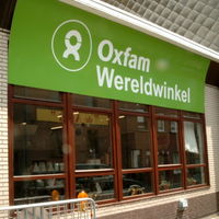 uv werende anti verkleur glasfolie op winkel etalage Oxfam Wereldwinkels, plakker MediaNoordRaamfolies
