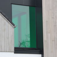 groen doorzichtige glasfilm op buitenramen van huis geplaatst door www.medianoord.be