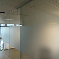 privacyverhogende zandstraalfolie installatie bij een private banker firma in Antwerpen centrum stad